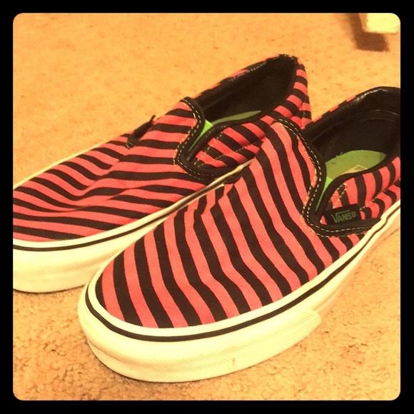 black vans pink stripe